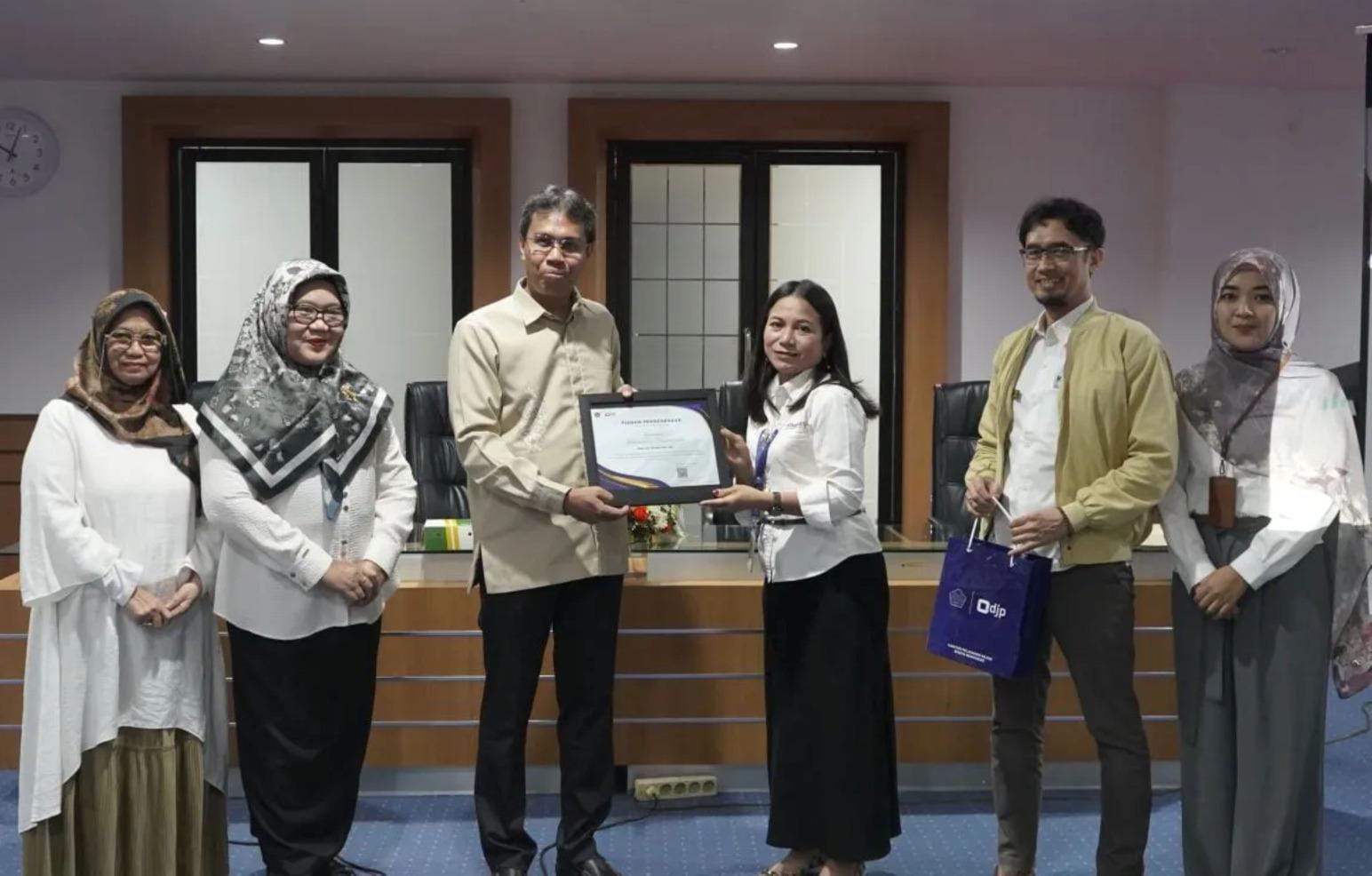 KPP Madya Makassar Berikan Penghargaan kepada Unhas atas Kontribusinya dalam Pembayaran Pajak
