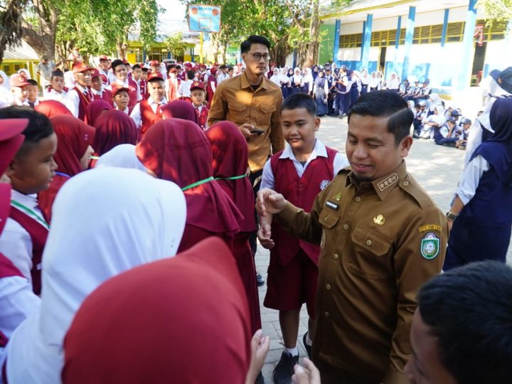 Tinjau MPLS, Wali Kota Tasming Hamid Ingatkan Siswa Baru Sarapan agar Lebih Fokus Belajar