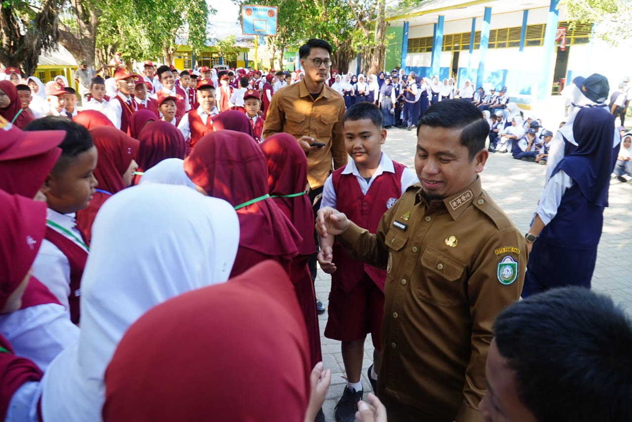 Tinjau MPLS, Wali Kota Tasming Hamid Ingatkan Siswa Baru Sarapan agar Lebih Fokus Belajar