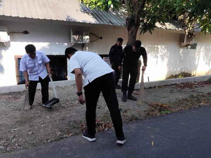 Batalyon B Pelopor Brimob Polda Sulsel Kerja Bakti di Jalan Chalik