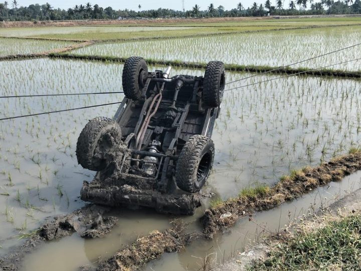 Dua Minibus di Pinrang Terjun ke Sawah