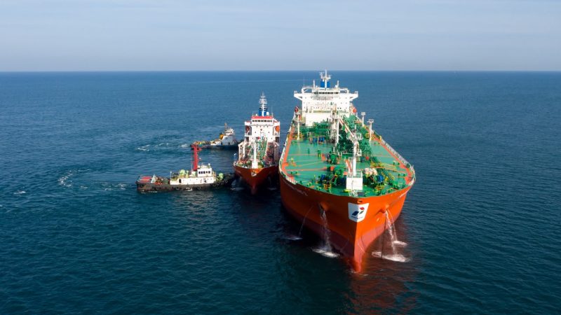 Pertamina Sulawesi Operasikan Perdana Ship to Ship Kolonodale, Perkuat Distribusi B50 di Kawasan Timur Sulawesi
