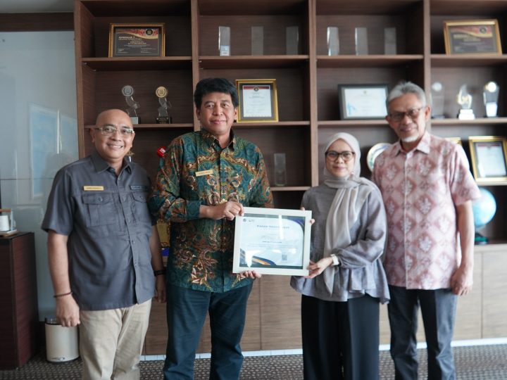 Apresiasi Kepatuhan Pajak Kalla Group, DJP Sulselbartra Serahkan Penghargaan WP Terbaik dan Terbesar Tingkat Korporasi