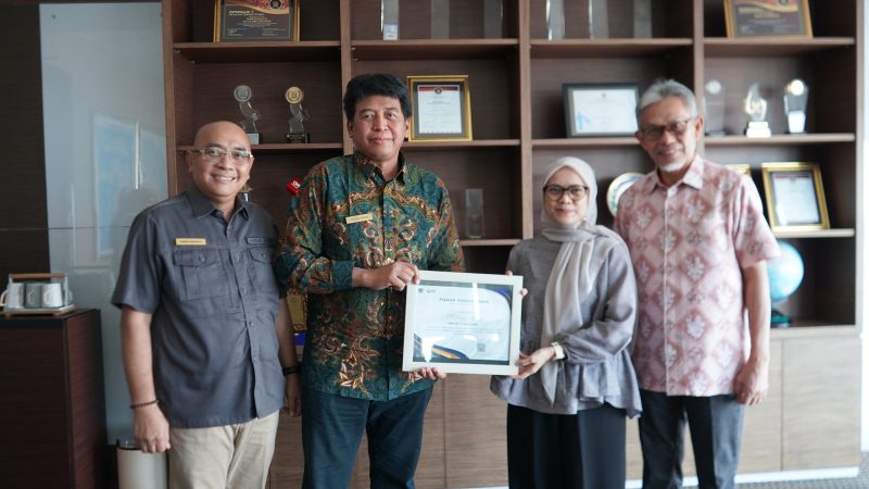 Apresiasi Kepatuhan Pajak Kalla Group, DJP Sulselbartra Serahkan Penghargaan WP Terbaik dan Terbesar Tingkat Korporasi
