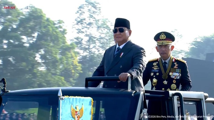 Presiden Prabowo Naik Maung Bersama Kapolri Tinjau Pasukan pada Upacara Hari Bhayangkara ke-80