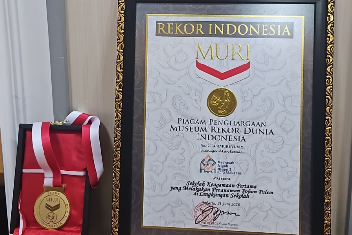 MAN 3 Kota Makassar Raih Rekor MURI Berkat Gerakan Tanam 1.000 Pohon Palem