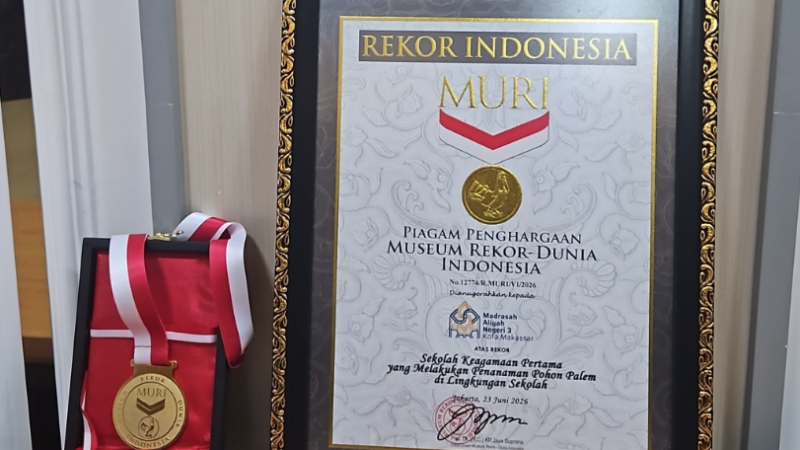 MAN 3 Kota Makassar Raih Rekor MURI Berkat Gerakan Tanam 1.000 Pohon Palem