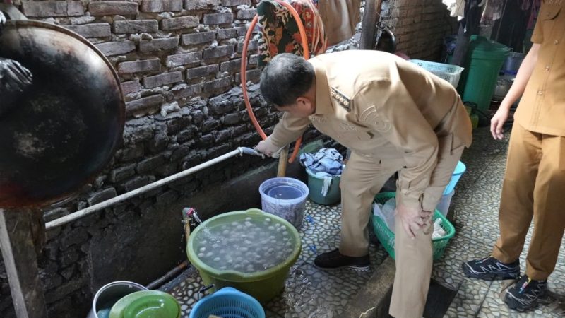 Walikota Makassar Masuk ke Rumah-Rumah Warga, Pastikan Air PDAM Kembali Mengalir