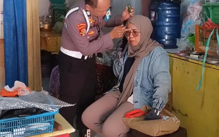 Mengantuk usai Kerja, Karyawati SPPG di Parepare Alami Laka Tunggal di Depan Mapolres, Aiptu Darwis Sigap Beri Pertolongan
