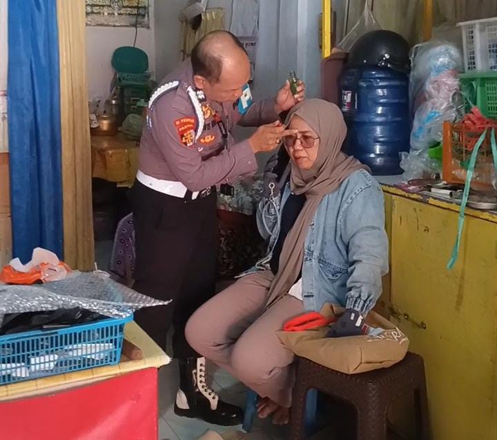 Mengantuk usai Kerja, Karyawati SPPG di Parepare Alami Laka Tunggal di Depan Mapolres, Aiptu Darwis Sigap Beri Pertolongan