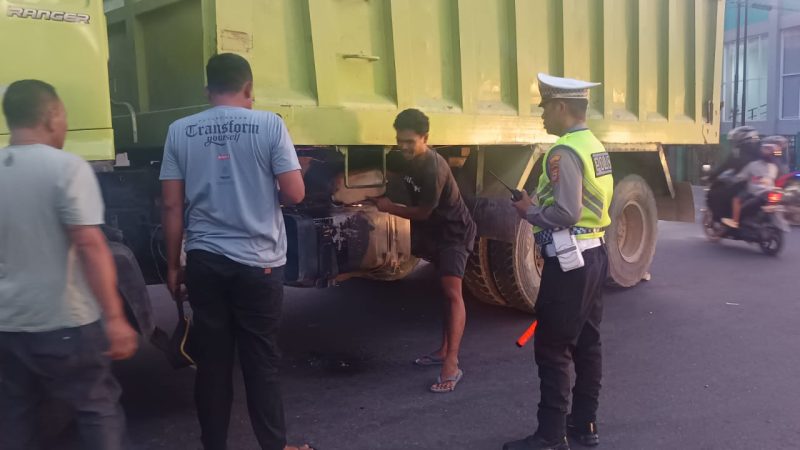 Truk Mogok di Tengah Perempatan SPBU Ujung Bulu Parepare, Satlantas Rekayasa Arus