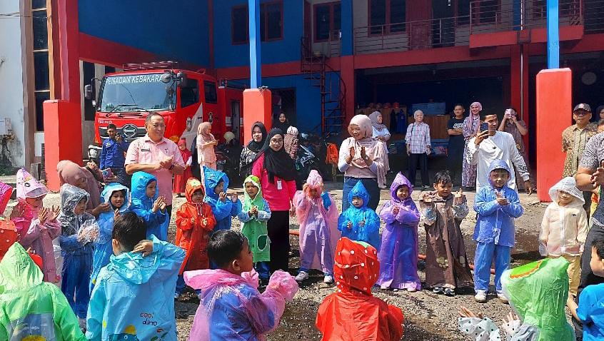 Damkar Parepare Edukasi Anak melalui Program Outing Class, Kenalkan Peralatan Pemadam Kebakaran