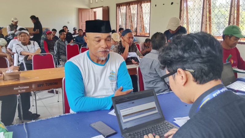 Pentingnya Memiliki NPWP dan Aktivasi NIK, KP2KP Malili dan DPKP Luwu Timur Dampingi Petani di BPP Tomoni