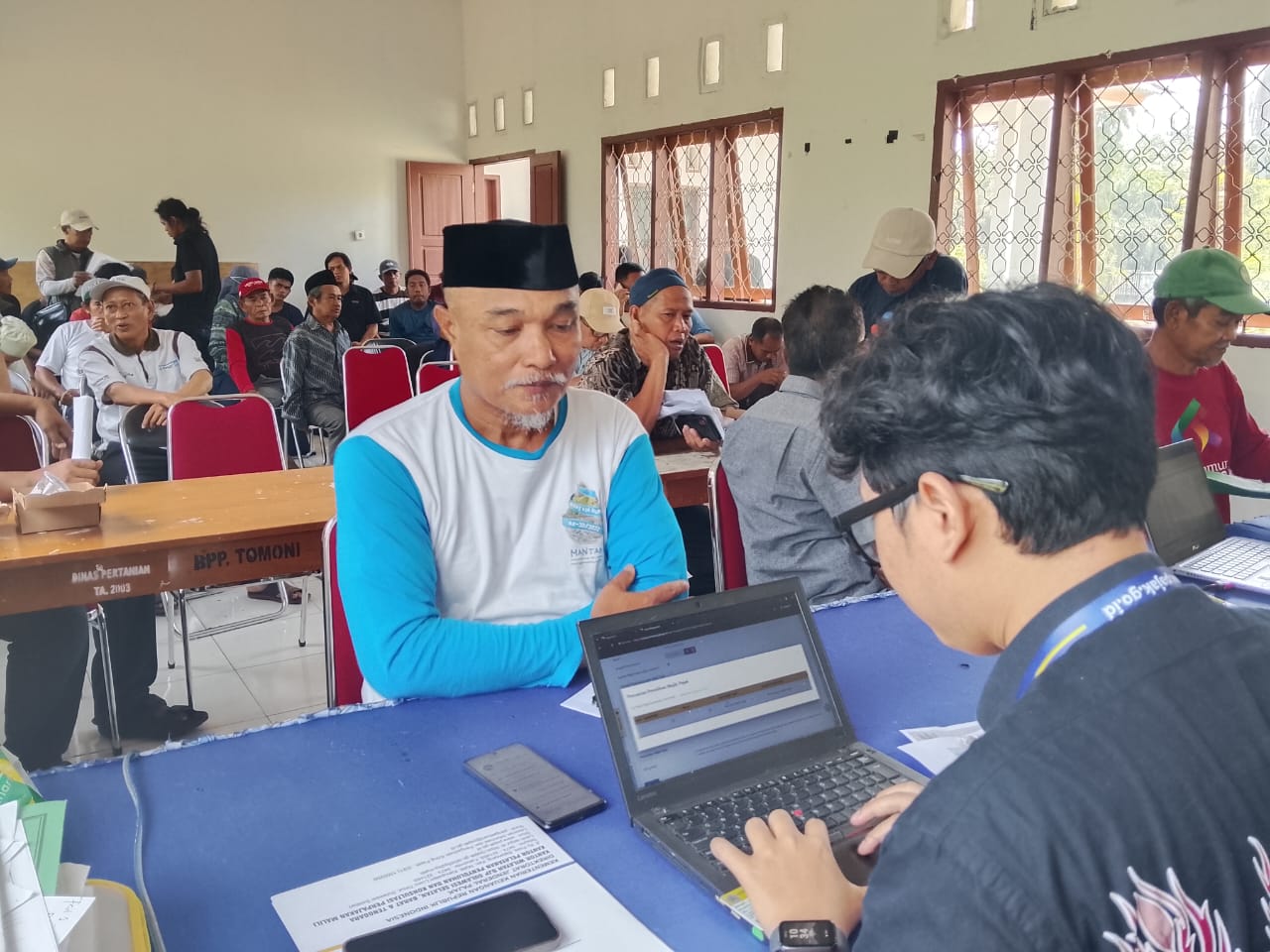 Pentingnya Memiliki NPWP dan Aktivasi NIK, KP2KP Malili dan DPKP Luwu Timur Dampingi Petani di BPP Tomoni