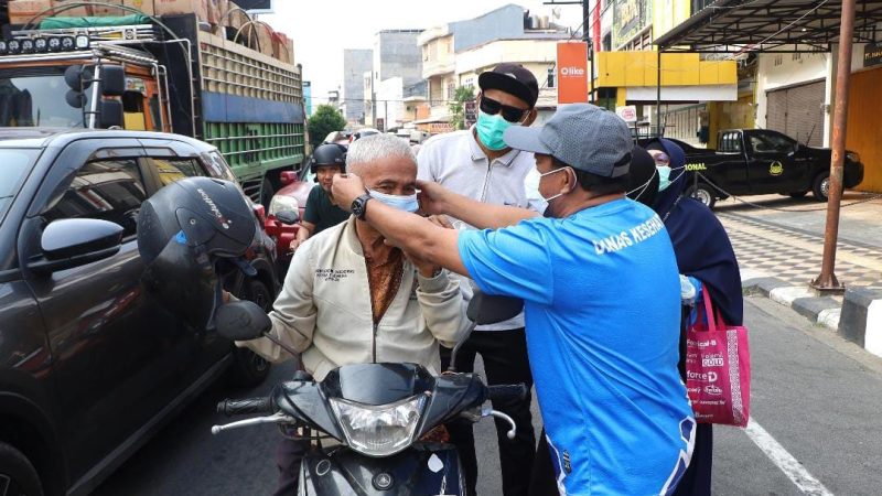 Kabut Asap Selimuti Parepare, Dinas Kesehatan Turun ke Jalan Bagikan Masker