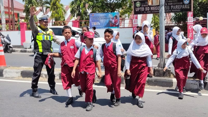 Potret Sat Lantas Polres Parepare Kawal Keselamatan Pelajar Sekolah