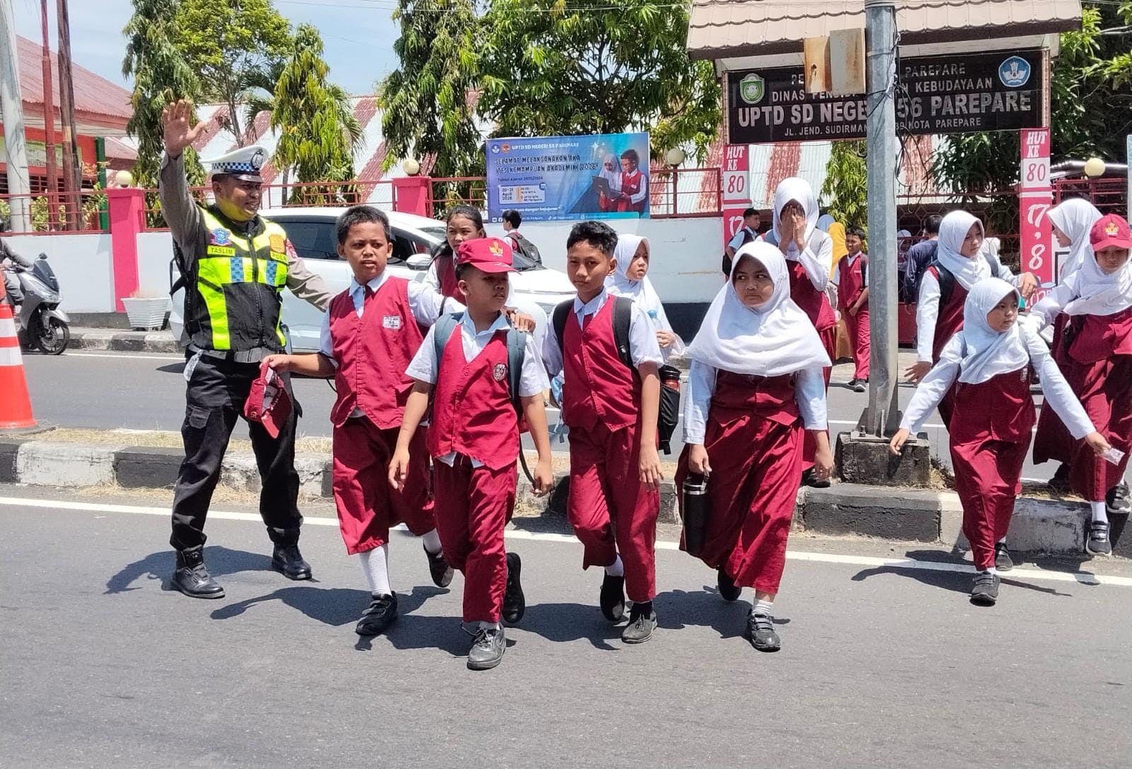 Potret Sat Lantas Polres Parepare Kawal Keselamatan Pelajar Sekolah