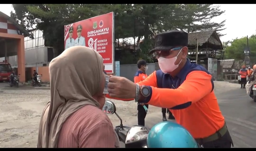 Polusi Udara Dampak Asap Kiriman, BPBD Pinrang Masifkan Pembagian Masker