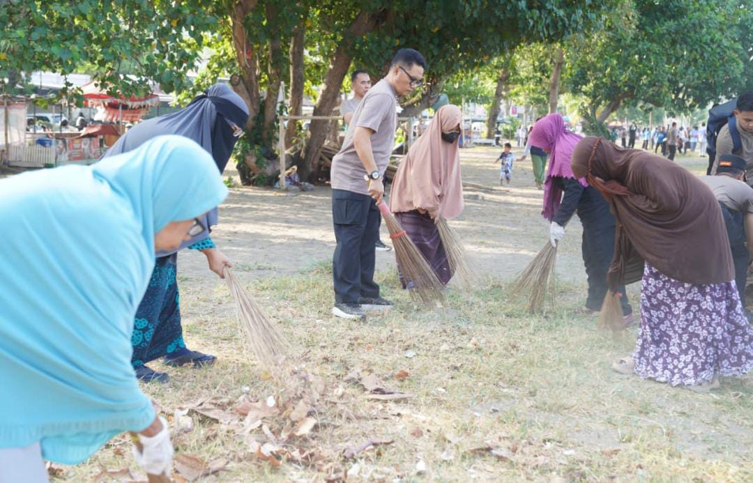 Wujud Green Policing, Kapolres dan Wali Kota Parepare Pimpin Karya Bhakti Bersih Pantai di Pantaiku