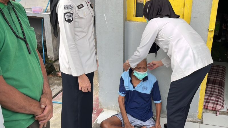 Antisipasi Penyebaran ISPA, Lapas Parepare Bagikan Masker kepada WBP dengan Prioritas Lansia