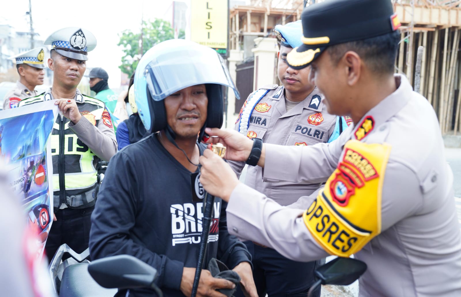Terjaring Razia Tanpa Helm, Pengendara di Parepare Ini Justru Tersenyum Sumringah Diberi Hadiah Polisi